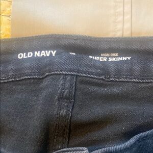 Old Navy High-Rise Skinny Jeans in Black